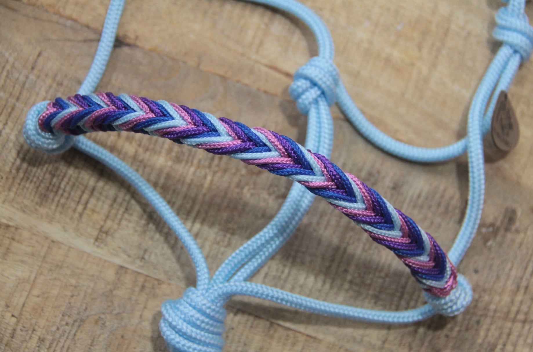 Touwhalster 'Bronco' in Babyblauw met Paars/Oudroze/Kobaltblauw/Babyblauw | Maat Shet